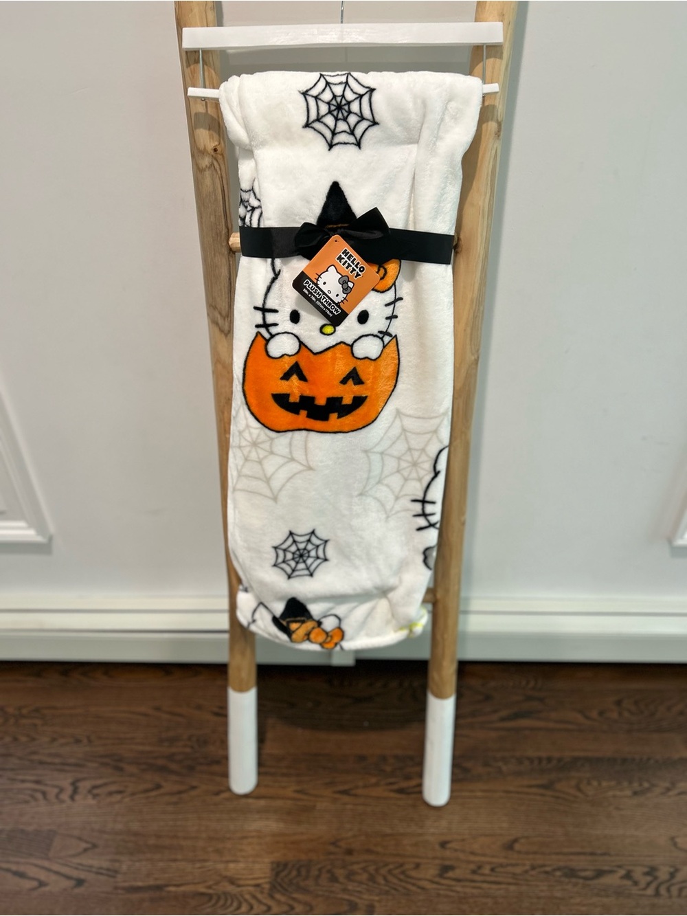 NWT Hello Kitty Halloween Pumpkin Plush Throw Blanket 50x70 White Orange - Picture 4 of 6